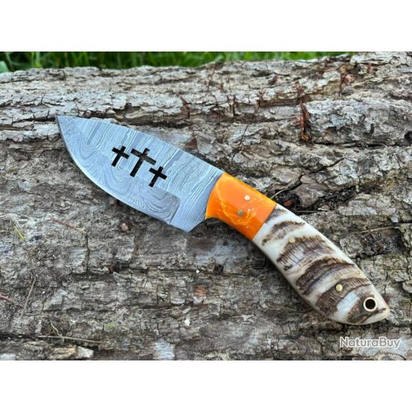 Couteau GOLGOTHA damas forg� LLF corne de b�lier 20cm orange