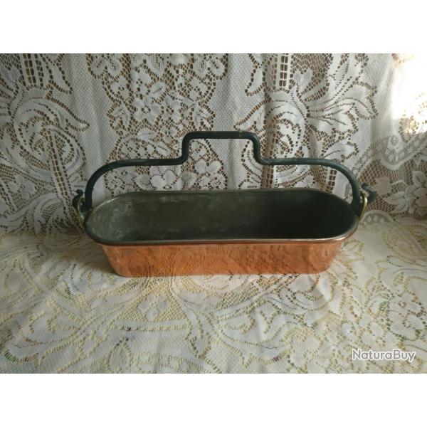 Ancienne poissonnire en cuivre martel , intrieur tamer
