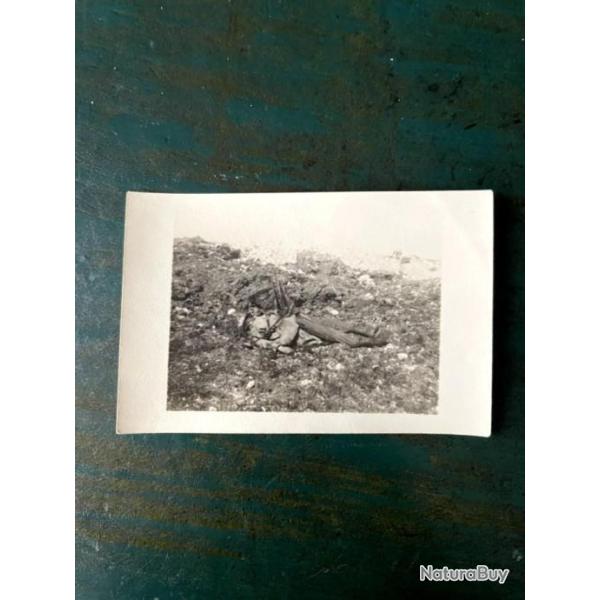 Photographie soldat gisant dans une tranch�e WWI 1914-1918