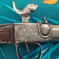 SUPER PRIX  (Pistolet &agrave; percussion   avec  t&ecirc;te d'un animal  mythique  &agrave; .Canon Damas)