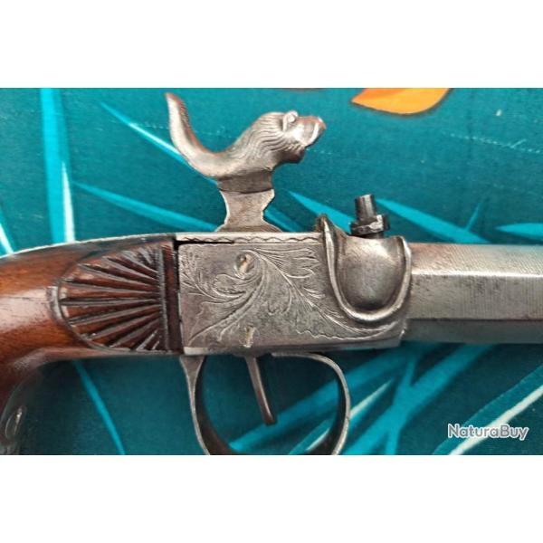 SUPER PRIX  (Pistolet � percussion   avec  t�te d'un animal  mythique  � .Canon Damas)