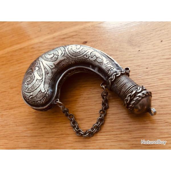 RARE  ! Poire � Poudre Berb�re en M�tal Argent� Cisel�