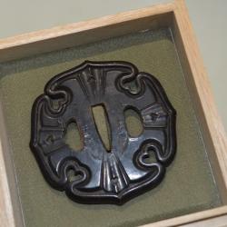 TSUBA WAKIZASHI INOME NI AIO GATA EN CUIR LAQUEE NOIR - Japon &eacute;poque Meiji Collection Tr&egrave;s bon Japon