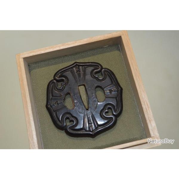 TSUBA WAKIZASHI INOME NI AIO GATA EN CUIR LAQUEE NOIR - Japon �poque Meiji Collection Tr�s bon Japon