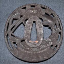 TSUBA MARU GATA en fer cisel&eacute;e de Chrysanth&egrave;me fleurs et feuillages - JAPON 19&egrave; Collection Tr&egrave;s bon 