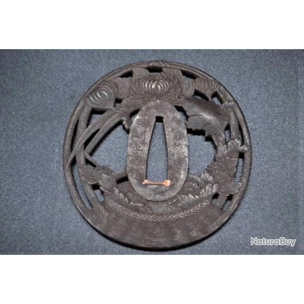 TSUBA MARU GATA en fer cisel�e de Chrysanth�me fleurs et feuillages - JAPON 19� Collection Tr�s bon 