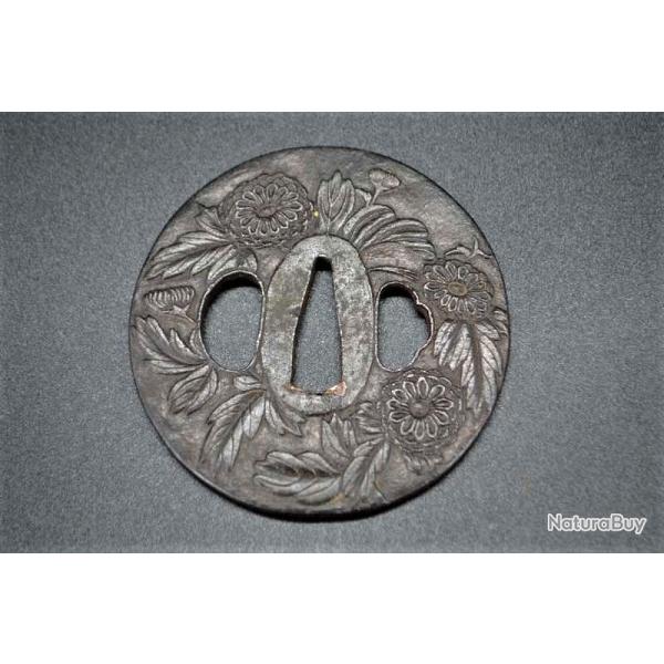 TSUBE en FER MARUGATA cisel�e de PIVOINES - JAPON 19� Collection Tr�s bon  Japon XIX eme