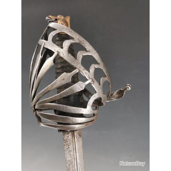 FORTE EPEE DE CAVALERIE 17e SCHIAVONE GARDE EN GRILLE - France fin XVII� Reglo France Collection Tr�