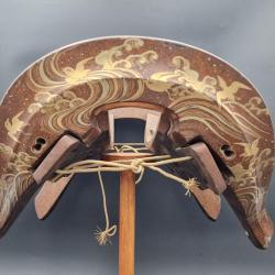 SELLE KURA DE CAVALIER SAMOURAI EN BOIS LAQUE NASHIJI DECOR EN TAKAMAKI-E - JAPON EDO XIX&egrave; Collectio