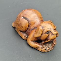 NETSUKE EN BUIS CHIOT JOUANT SIGNE TOMOHISA - JAPON PERIODE EDO XIX&egrave; Tr&egrave;s bon Japon XIX eme