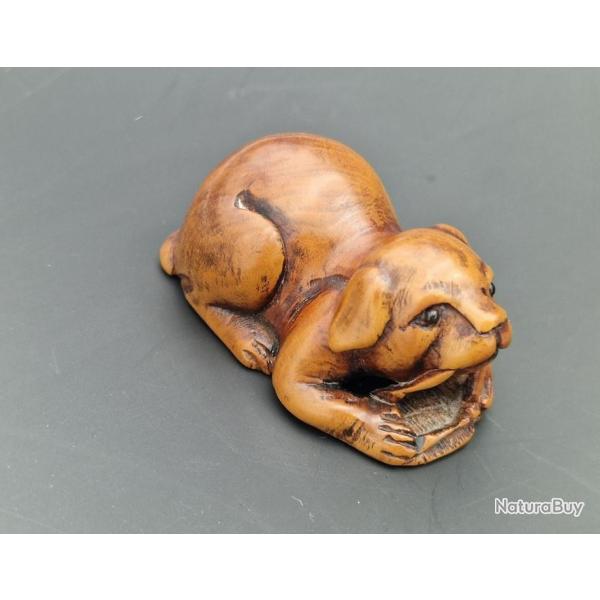 NETSUKE EN BUIS CHIOT JOUANT SIGNE TOMOHISA - JAPON PERIODE EDO XIX� Tr�s bon Japon XIX eme