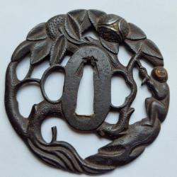 TSUBA POUR SABRE JAPONAIS KATANA EN FER SINGE JAPON PERIODE EDO Collection Japon XVIII&egrave;