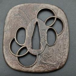 TSUBA MOKUME SIGNATURE KUNINAGA ORFEVRE PROVINCE MUSASHI TOKYO JAPON EDO XIX&egrave; Collection Tr&egrave;s bon Ja
