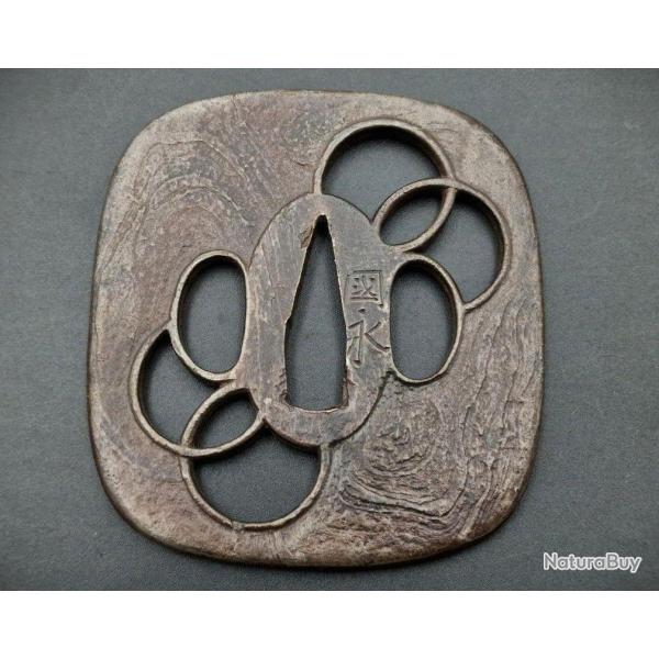 TSUBA MOKUME SIGNATURE KUNINAGA ORFEVRE PROVINCE MUSASHI TOKYO JAPON EDO XIX� Collection Tr�s bon  J