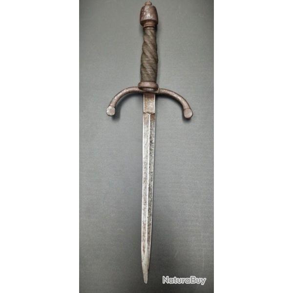 DAGUE DE CHEVET A ANNEAU DITE MAIN GAUCHE EN FER A UN ANNEAU - FRANCE XVI SIECLE Collection France 