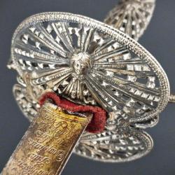 &Eacute;P&Eacute;E &Agrave; LA MOUSQUETAIRE EN VERMEIL ARGENT & DORURE AU SOLEIL RAYONNANT MAISON DU ROI LOUIS XVI - FRAN