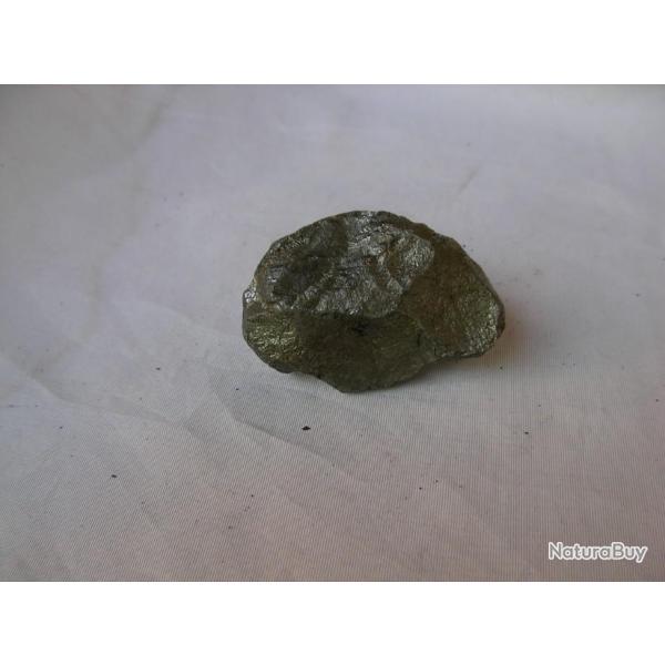 PIERRE ROCHE GRISE D'ASPECT BRILLANT INCONNUE 4.5 CM SUR 2.5 CM