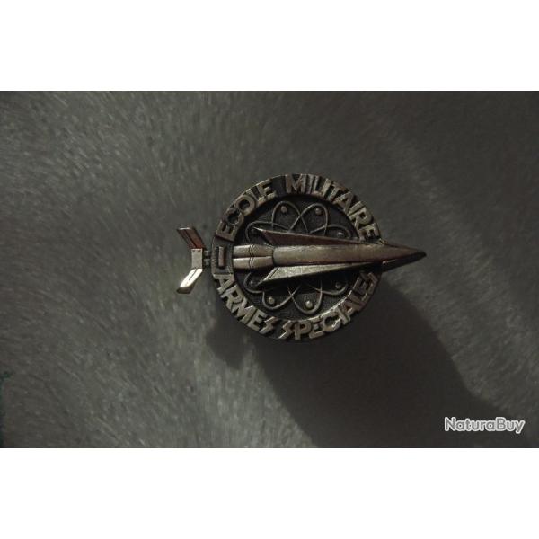 INSIGNE  ECOLE MILITAIRE  ARMES SPECIALES --------------AUGIS LYON  G.1944 --------------