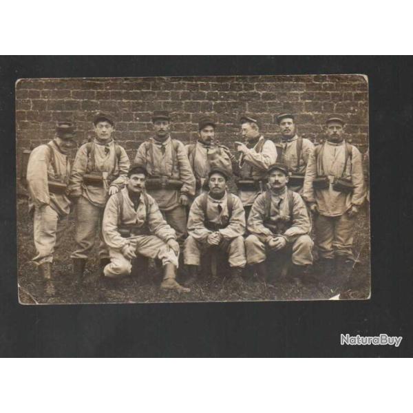 groupe de soldats non identifi�s , en treillis bourgeron voir cartouchi�res et gu�trons