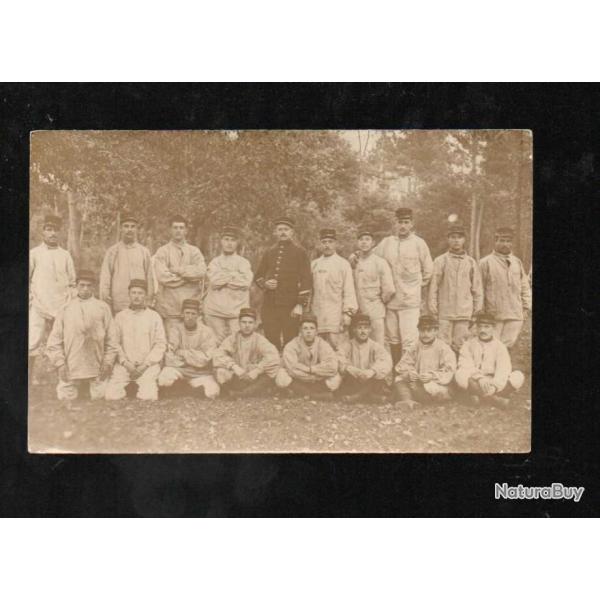 groupe de soldats en bourgeron treillis   genre carte photo