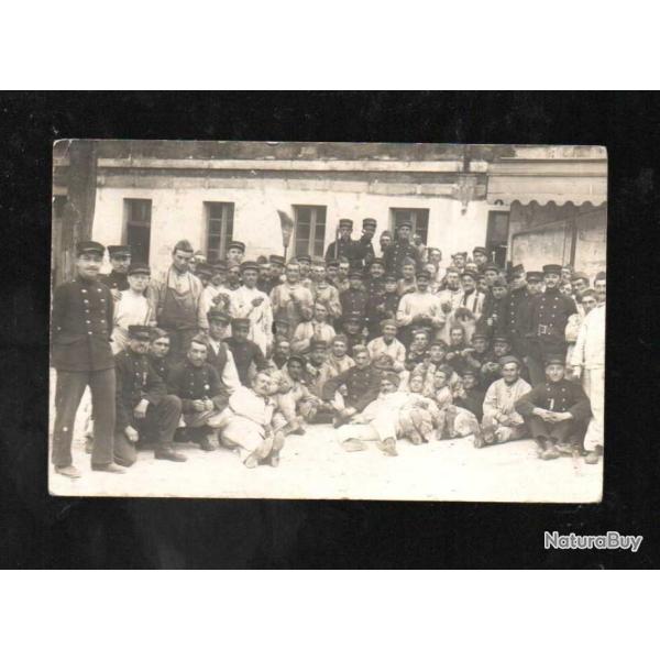 groupe important de soldats diff�rentes tenues  genre carte photo