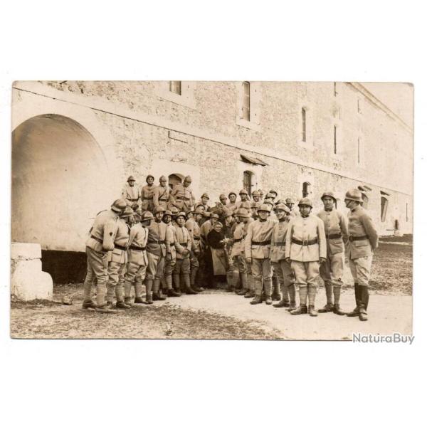 section d'artilleurs devant caserne non identifi�e carte photo