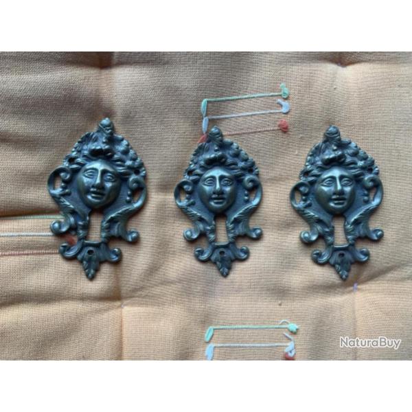 Lot de trois anciennes entr�es de serrures pour meubles-en laiton, ou bronze, pas de prix de r�serve