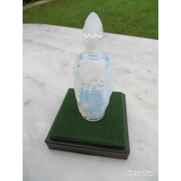 Ancien flacon de parfum en verre opalescent press� moul� � d�cor de baigneuses - SABINO (attribu� �)