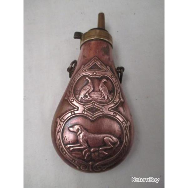 vieille  poire  a poudre de chasse  en cuivre