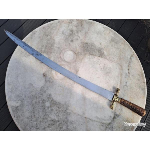 Couteau de v�nerie, fus�e bois de cerf, garde � 2 t�tes de chien, pommeau laiton, sans fourreau,68cm