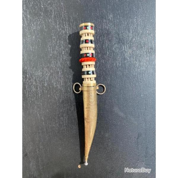 BEAU POIGNARD SYRIEN DES ANNEES 50, POIGNEE ATYPIQUE TRES DECOREE, LAME OK