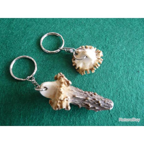 Deux breloques porte-clefs sur bois chevreuil, avec un insert culot .22LR !