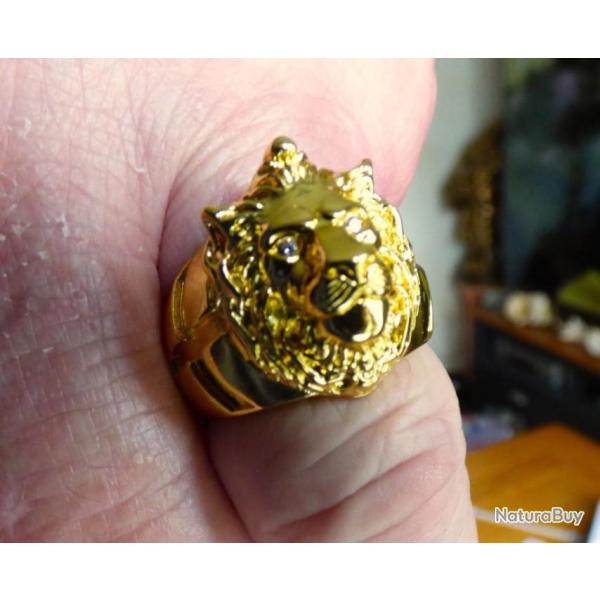SUPERBE BAGUE EN T�TE DE LION EN ACIER DORE -TAILLE = 69 ET DEMI + 2 YEUX TAILLES EN FAUSSES PIERRES