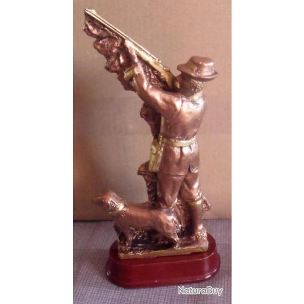 Statuette en r�sine "un chasseur et son chien". Tr�s bon �tat