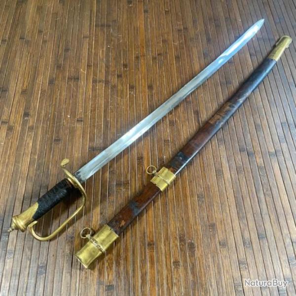 SABRE AVEC FOURREAU GARDE EN BRONZE CISEL�