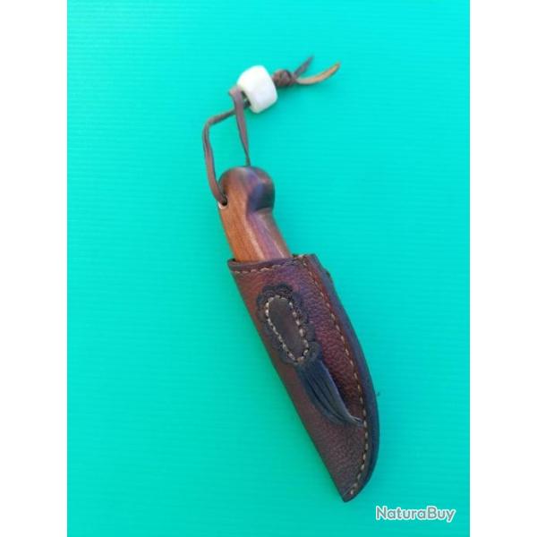 COUTEAU  FINLANDAIS  CHASSE  PECHE  AVEC  SON  SUPERBE  FOURREAU  CUIR  .