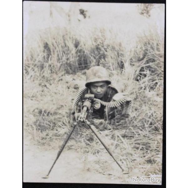 Photo originale d'un soldat avec sa mitrailleuse et sa bande pleine