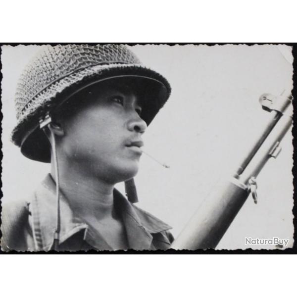 Photo portrait originale soldat US Vietnamien avec son clope