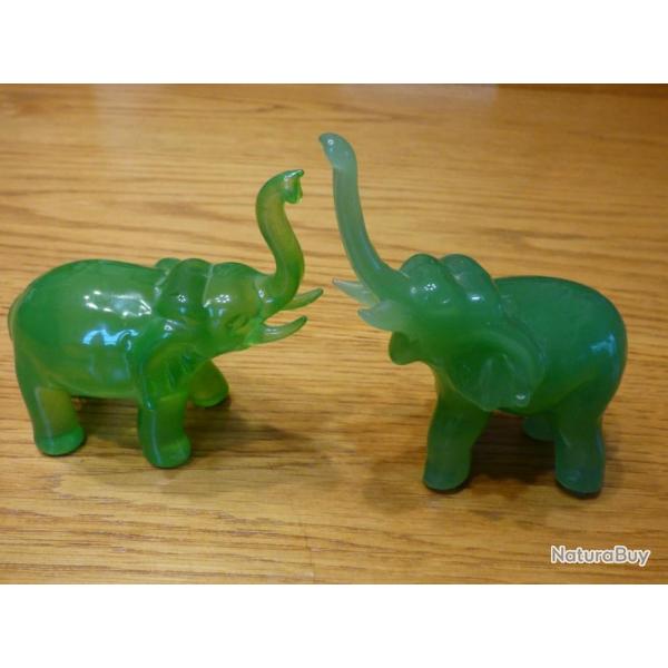 LOT DE 2 ELEPHANTS D'AFRIQUE EN COLERE CHARGEANT TROMPES LEVEES - EN VERRE PLEIN + COULEUR VERT JADE