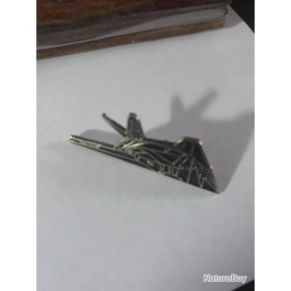 Pin's Avion Militaire Furtif noir Ref 601