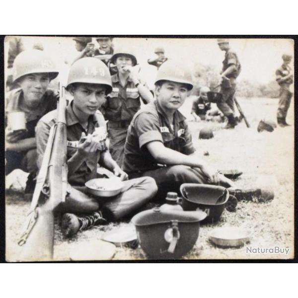 Photo Originale d'un groupe de soldat ARVN pendant leur repas