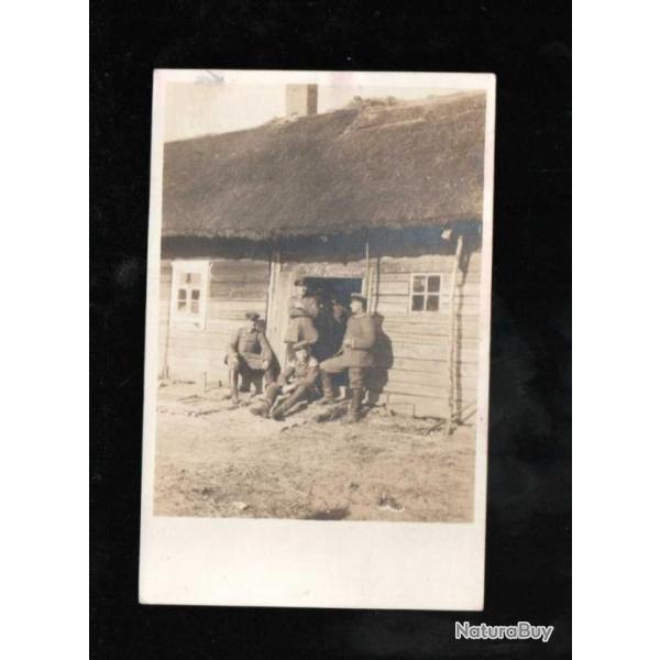 guerre 1914-1918 groupe de sous-officiers allemands devant chaumi�re , dont 1 musicien