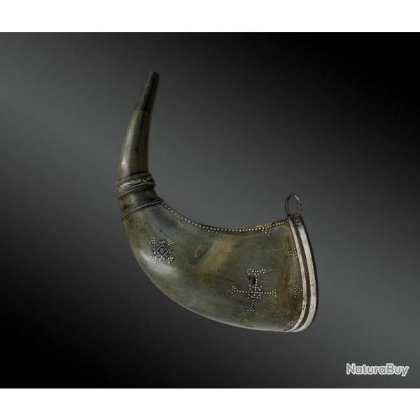 Importante Poire � Poudre En Corne Et Clous D'argent D�but XIX�me Si�cle.