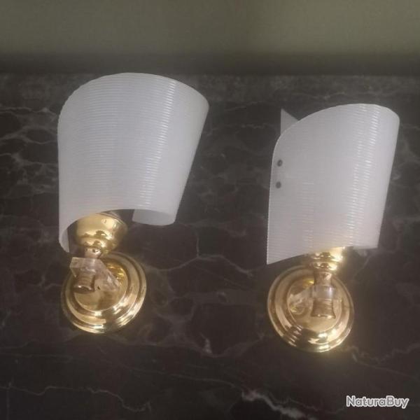 Paire d'appliques en laiton et perspex blanc / vintage ann�es 50-60.