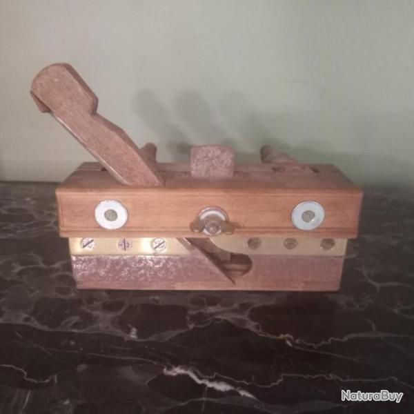 ancien bouvet  /  rabot  ancien outil � bois en bois , laiton , acier
