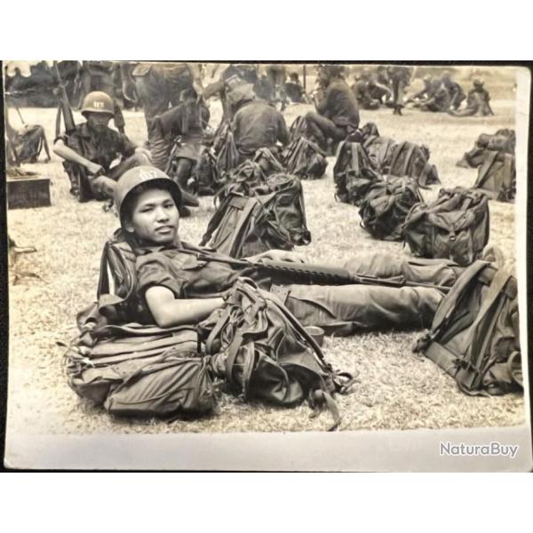 Photo originale ARVN siste avec son M16