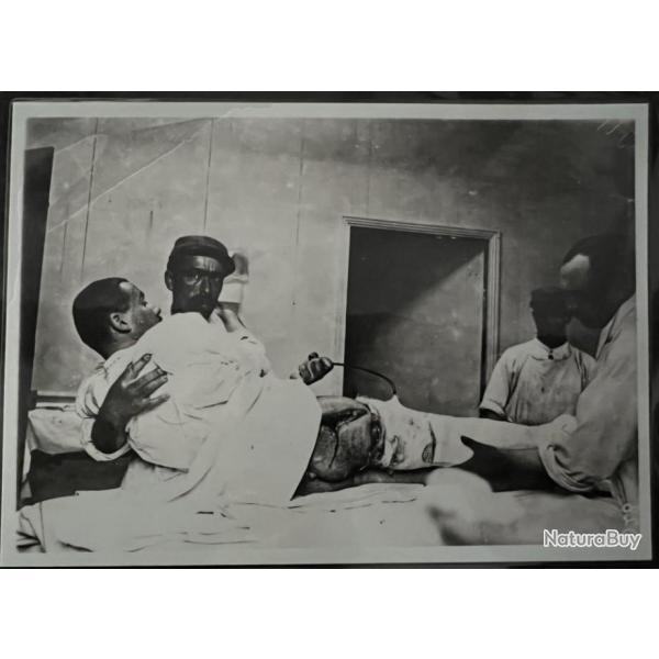 Photo d'un mdecin Franais de 14-18 avec un bless touch par des clats