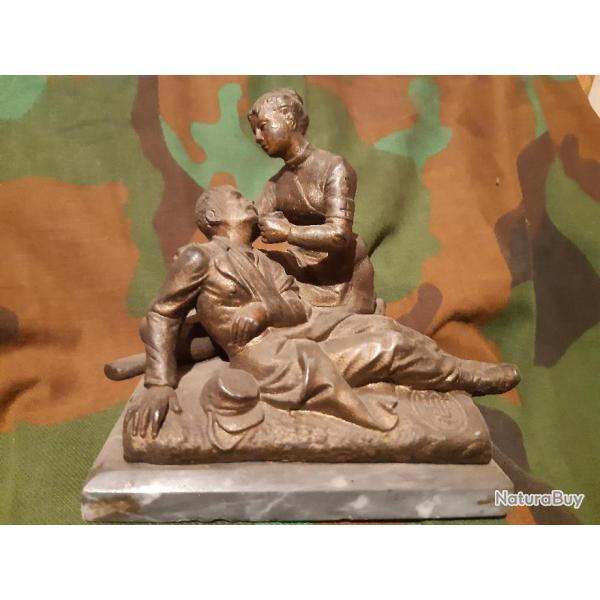 Sculpture r�gule de Rapha�l Lagneau infirmiere donnant � boire � un soldat 1870