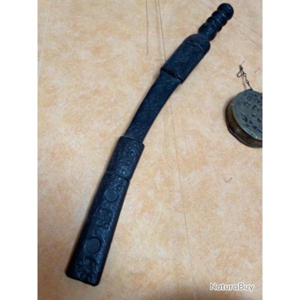 Sabre africain en cuir noirs avec motifs