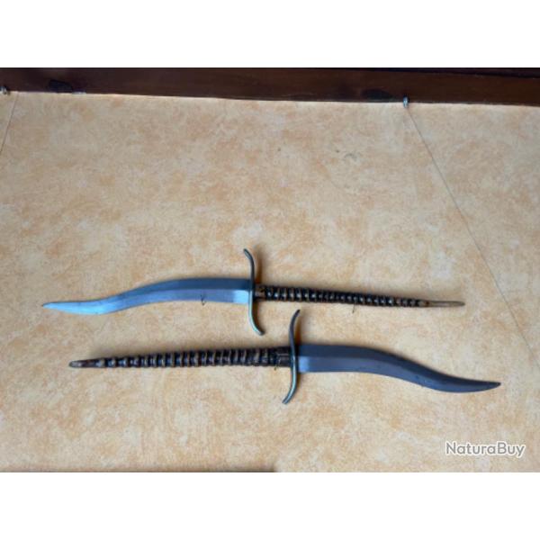 Paire de couteaux / dagues anciens  lame ondule